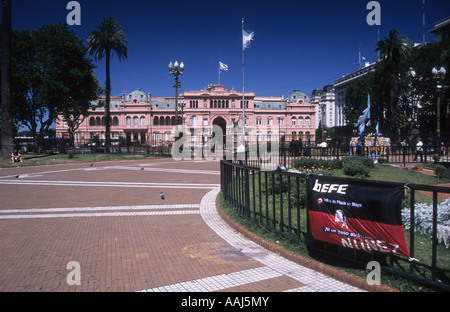 Politisches Banner mit Unterstützung für Madres de la Plaza de Mayo, Casa Rosada im Hintergrund, Plaza de Mayo, Buenos Aires, Argentinien Stockfoto