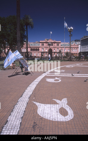 Weiße Kopftuch Symbole der Mütter / Madres de la Plaza de Mayo auf Bürgersteig gemalt, Casa Rosada im Hintergrund, Plaza de Mayo, Buenos Aires, Argentinien Stockfoto
