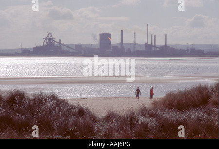 Teesside Stahlwerk gesehen über die Mündung des Tees von Seaton Carew Sands, Hartlepool, Cleveland, England, UK. Stockfoto