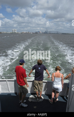 Jugend-Gruppe blickt vom Heck der Fähre auf Fort Sumter Charleston SC Stockfoto