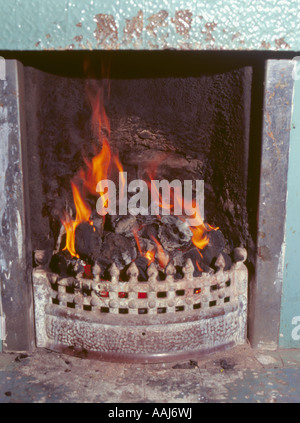 Offenen Kohle Feuer brennt in ein Gitter, Anglesey, North Wales, UK. Stockfoto