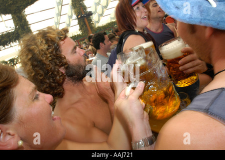 München, Octoberfestival 2004, Touristen feiern Wild im Hofbräuhaus Stockfoto