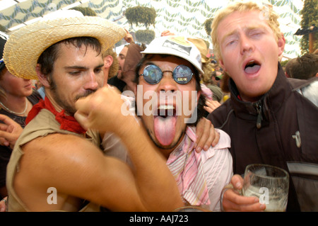 München, Octoberfestival 2004, Touristen feiern Wild im Hofbräuhaus Stockfoto