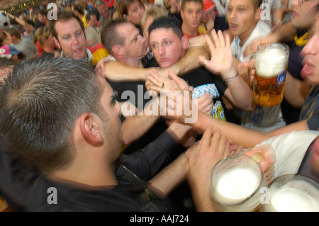 München, Octoberfestival 2004, Touristen feiern Wild im Hofbräuhaus, Kampf, zwingt Intervention des Wertpapiers Stockfoto