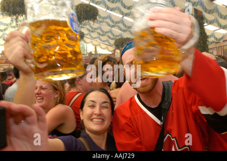 München, Octoberfestival 2004, Touristen feiern Wild im Hofbräuhaus Stockfoto