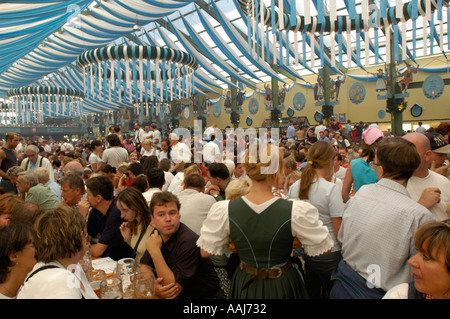 München, Octoberfestival 2004, Bierzelt mit bayerische blau-weiße Dekoration Stockfoto