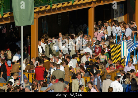 München, Octoberfestival 2004, Massen von Menschen vor Bierzelt Stockfoto