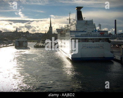 Auto und Personenfähre im Hafen von Tallinn Estland Stockfoto
