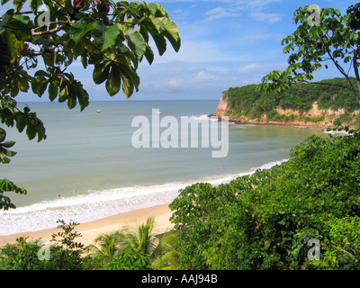 Verbunden-Blick auf die abgelegenen Praia Madeiro Strand von Baia Dos Golfinhos Bay in Pipa südlich von Natal, Brasilien. Stockfoto