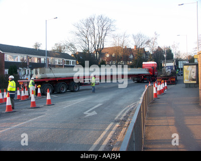 Ein LKW mit zwei massiven vorgefertigten Betonbalken auf dem Anhänger während der Eisenbahn Brücke Ersatz arbeitet in Tamworth Stockfoto