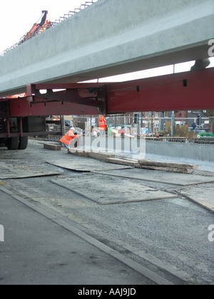 Vorgefertigten Betonbalken warten auf einen Anhänger während der Eisenbahn Brücke Ersatz gehoben werden arbeitet in Tamworth in den Midlands Stockfoto