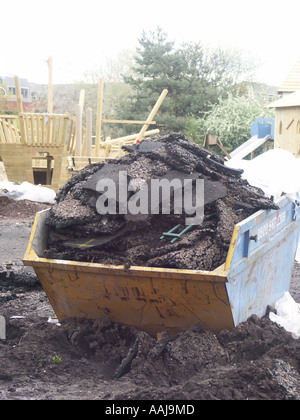 Abfälle voller Müll auf schlammigen Seite überspringen Stockfoto