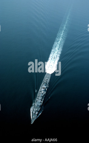 Lenkwaffenzerstörer auf hoher See Stockfoto