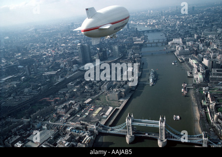 Luftaufnahme des Luftschiff über London Stockfoto