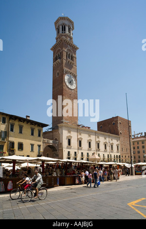 Torre dei Lamberti Piazza Delle Erbe Verona Venetiia Italien Stockfoto