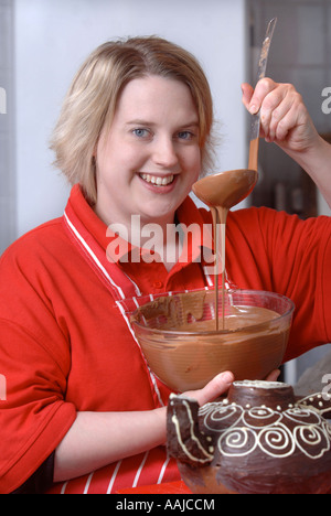 PRUDENCE EMMA STAITE SCHOKOLADE KÜNSTLERIN IN IHREM ATELIER IN DER NÄHE VON TEWKESBURY GLOUCESTERSHIRE UK 2007 Stockfoto