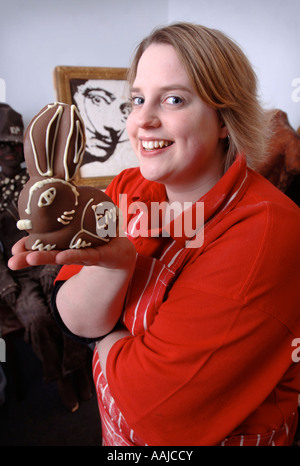 SCHOKOLADE KÜNSTLER PRUDENCE EMMA STAITE MIT EINEM HASEN AUS SCHOKOLADE IN IHREM ATELIER IN DER NÄHE VON TEWKESBURY GLOUCESTERSHIRE UK 2007 GEMACHT Stockfoto