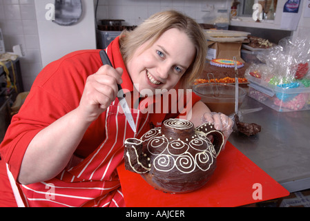 PRUDENCE EMMA STAITE SCHOKOLADE KÜNSTLERIN IN IHREM ATELIER IN DER NÄHE VON TEWKESBURY GLOUCESTERSHIRE UK 2007 Stockfoto