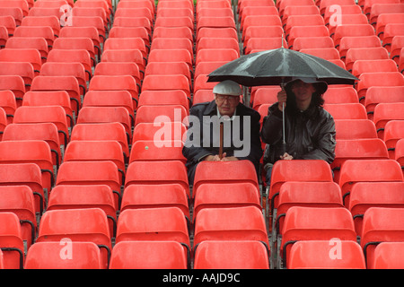 Fans nehmen Zuflucht in einer Regen durchnässten Grille Spiel während des Wartens auf Play, um Pontypridd Glamorgan Wales UK GB starten Stockfoto