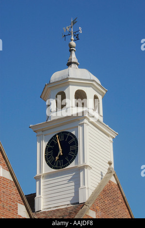 Uhrturm auf Kirche von König Charles der Märtyrer in Tunbridge Wells Kent England ca 1678 Stockfoto