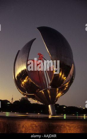 Floralis Generica Metallblumenskulptur in der Dämmerung, Plaza de las Naciones Unidas, La Recoleta, Buenos Aires, Argentinien Stockfoto