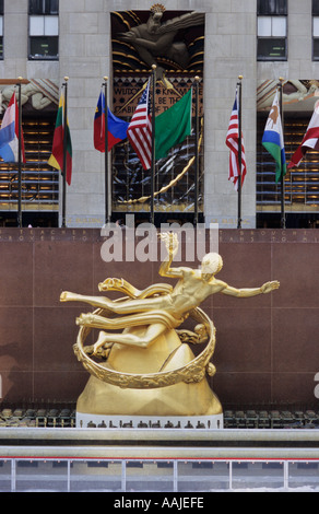 Das Rockefeller Center 30 Rockefeller Plaza New York City Goldstatue mit Flaggen der May Nations hinter den USA Stockfoto