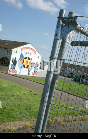 Ulster Freedom Fighters Wandbild in der Shankill Road Immobilien, Belfast, Nordirland. Stockfoto