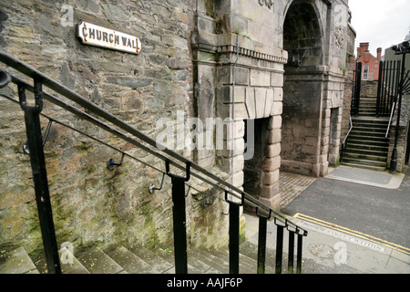 Stadtmauern an der Kreuzung der Kirchenmauer und Bishop Street innerhalb, Londonderry, County Derry, Nordirland. Stockfoto