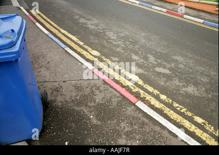 Malte Bordsteinkanten in Wapping Lane in der Loyalisten Brunnen Immobilien, Londonderry, County Derry, Nordirland. Stockfoto