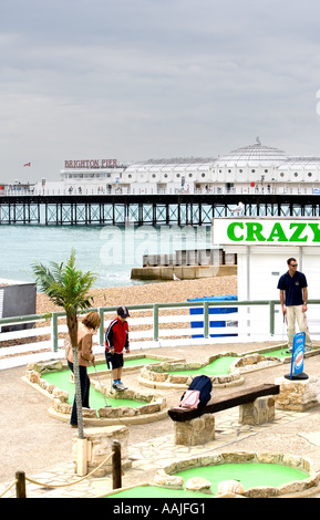 Spielen Sie Minigolf mit Brighton Pier in Brighton England Hintergrund Stockfoto