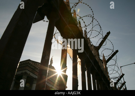 Stacheldraht auf der Umzäunung der stillgelegten Crumlin Straße Tennisplätze, Belfast, Nordirland. Stockfoto