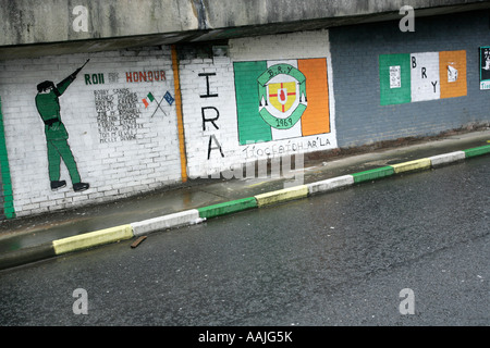 IRA Wandmalerei zum Gedenken an Hungerstreikenden in der Nähe der Bogside Immobilien, Londonderry, County Derry, Nordirland. Stockfoto