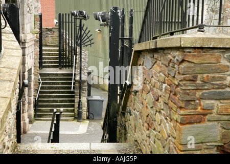 Sicherheitszaun an der Kreuzung der Kirchenmauer und Bishop Street innerhalb, Londonderry, County Derry, Nordirland. Stockfoto