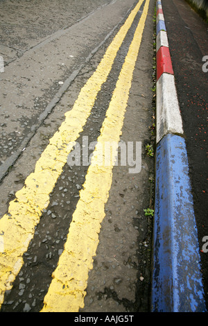 Gemalt von Bordsteinen in Wapping Lane in der Loyalisten Brunnen Immobilien, Londonderry, County Derry, Nordirland Stockfoto