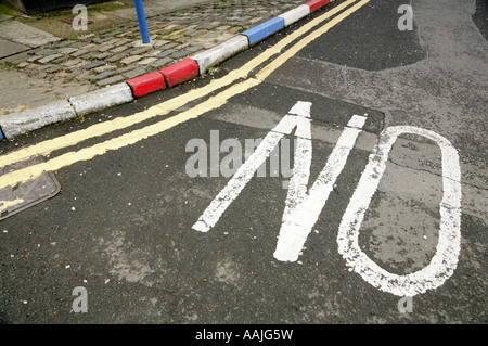 Gemalt von Bordsteinen in Wapping Lane in der Loyalisten Brunnen Immobilien, Londonderry, County Derry, Nordirland Stockfoto