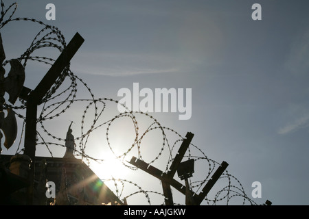 Stacheldraht auf der Umzäunung der stillgelegten Crumlin Straße Tennisplätze, Belfast, Nordirland. Stockfoto