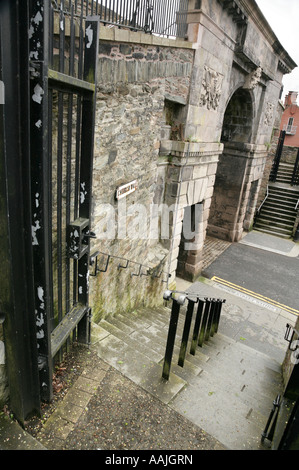 Stadtmauern an der Kreuzung der Kirchenmauer und Bishop Street innerhalb, Londonderry, County Derry, Nordirland. Stockfoto