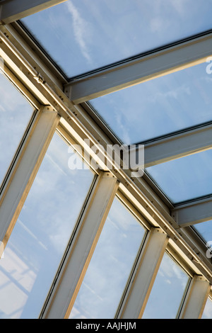 Glasdach Decke der luftigen Sheraton Hotel Columbia MD USA zeigt blauen Himmel und Wolken Stockfoto