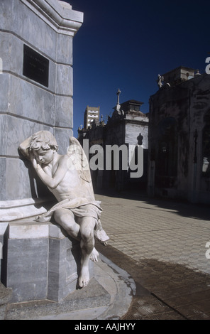 Weinende Engel im Friedhof La Recoleta, Buenos Aires, Argentinien Stockfoto