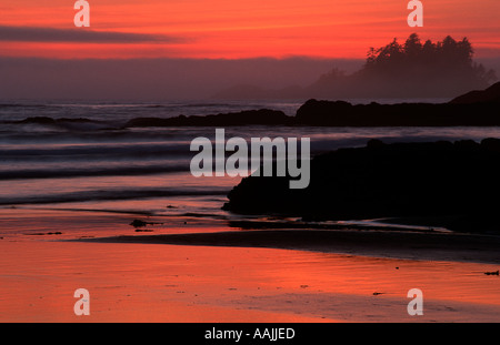 Sonnenuntergang am Strand Chesterman, Vancouver Island, British Columbia, Kanada Stockfoto