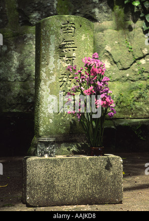 Grabstein und Blumen in Kyushu, Japan Stockfoto