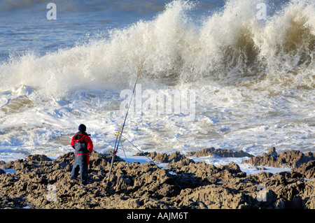 Mann Angeln an der Küste Nord-Devon Westward Ho! in stürmischer See. Stockfoto