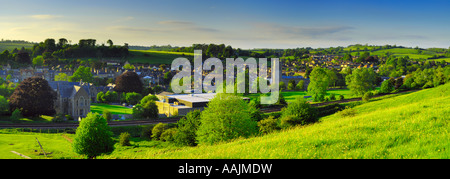 Blick auf die historische Stadt Bruton gesehen vom Taubenschlag im Frühjahr in Somerset, England. Stockfoto