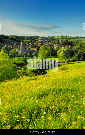 Blick auf die historische Stadt Bruton gesehen vom Taubenschlag im Frühjahr in Somerset, England. Stockfoto