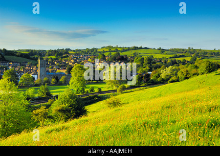 Blick auf die historische Stadt Bruton gesehen vom Taubenschlag im Frühjahr in Somerset, England. Stockfoto