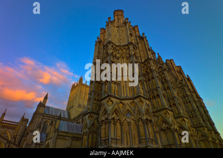 Der nordwestlichen Ecke der Kathedrale in der Stadt der Brunnen in der Dämmerung, Somerset England Stockfoto