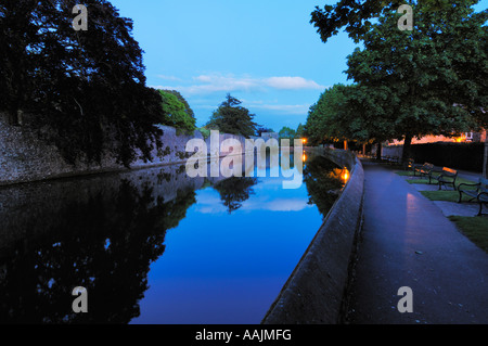 Der Graben und der Außenwand um des Bischofs Palast und Gärten in der Stadt der Brunnen in der Abenddämmerung. Somerset, England. Stockfoto