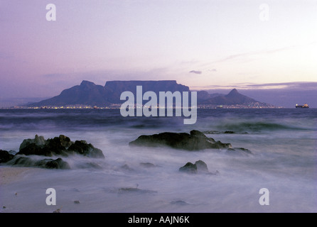 Abends Blick auf den Tafelberg von Blouberg Strand Soth Kapstadt gesehen Stockfoto