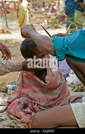 Friseur am Markt bei Bissamcuttack, Chatikona, Orissa, Indien Stockfoto