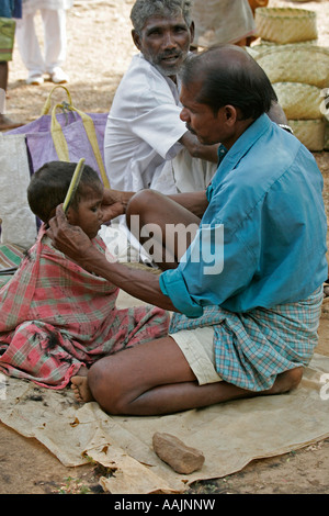 Friseur am Markt bei Bissamcuttack, Chatikona, Orissa, Indien Stockfoto